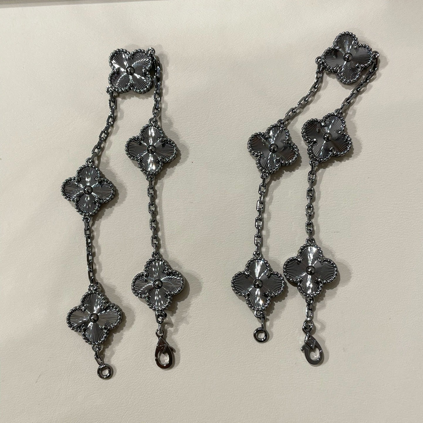 [Glitter]CLOVER 5 MOTIF BLACK BRACELET