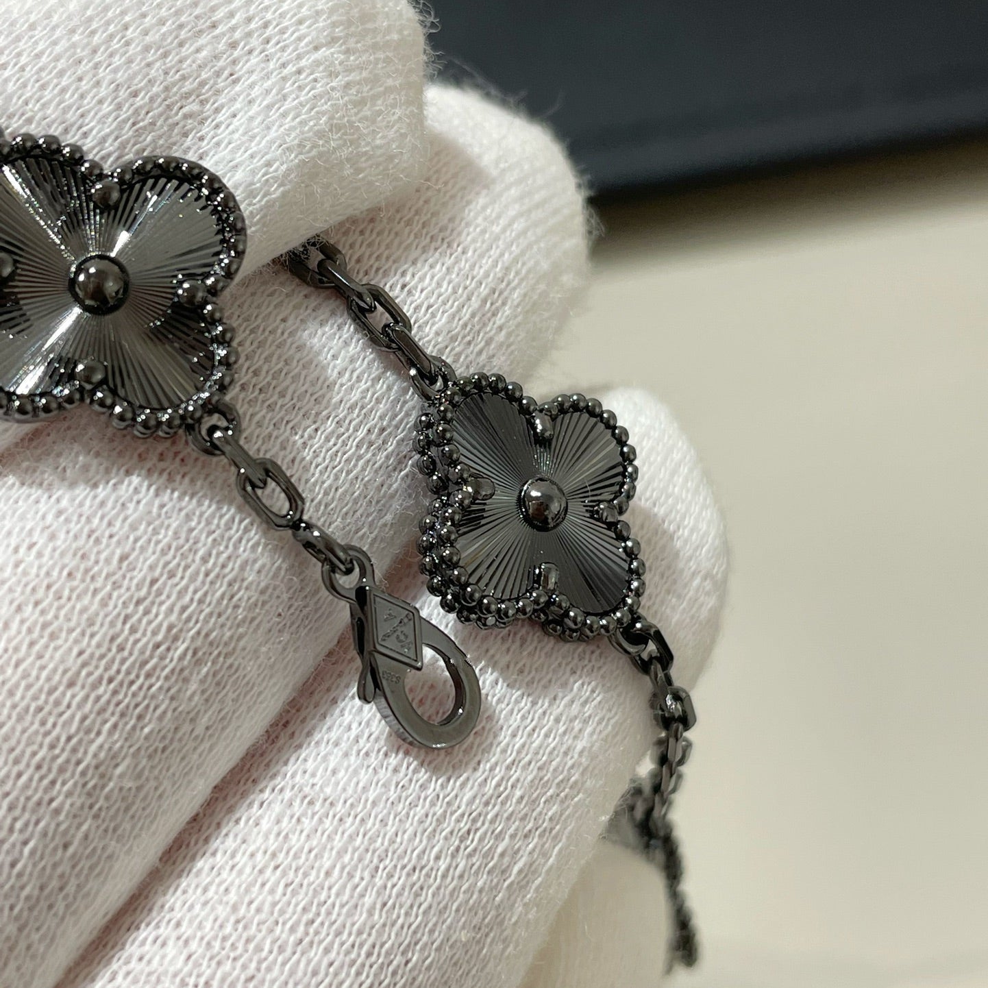 [Glitter]CLOVER 5 MOTIF BLACK BRACELET