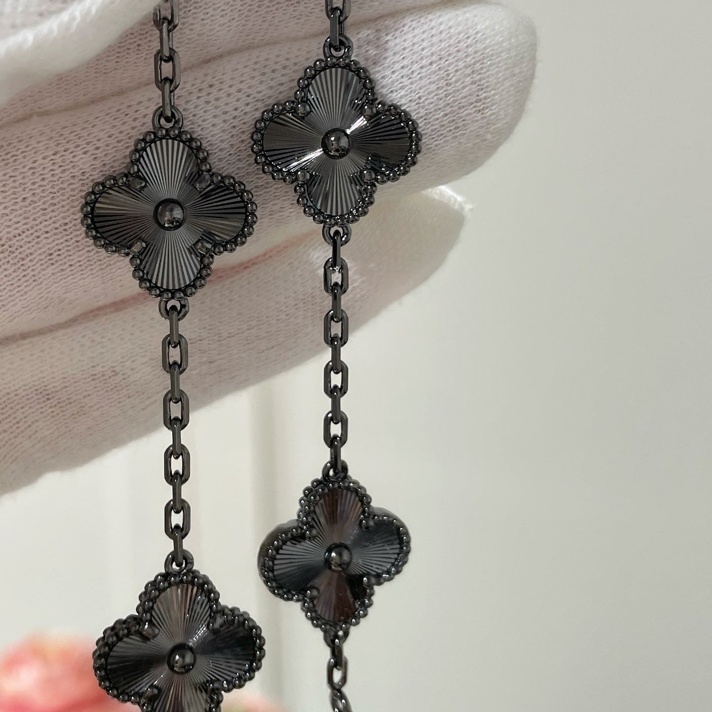 [Glitter]CLOVER 5 MOTIF BLACK BRACELET
