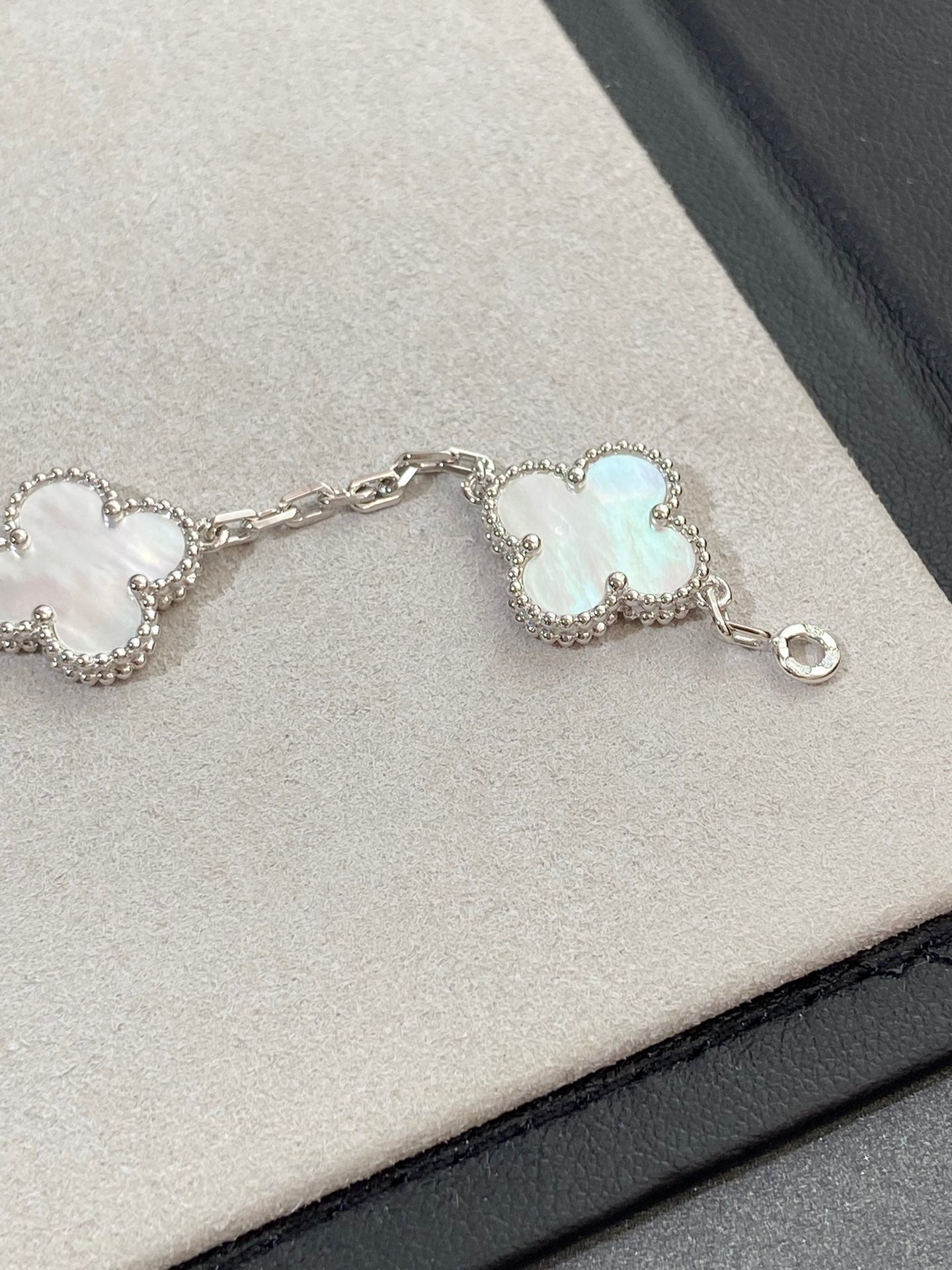 [Glitter]CLOVER WHITE PEARL MOP 5 MOTIF BRACELET COLLECTION