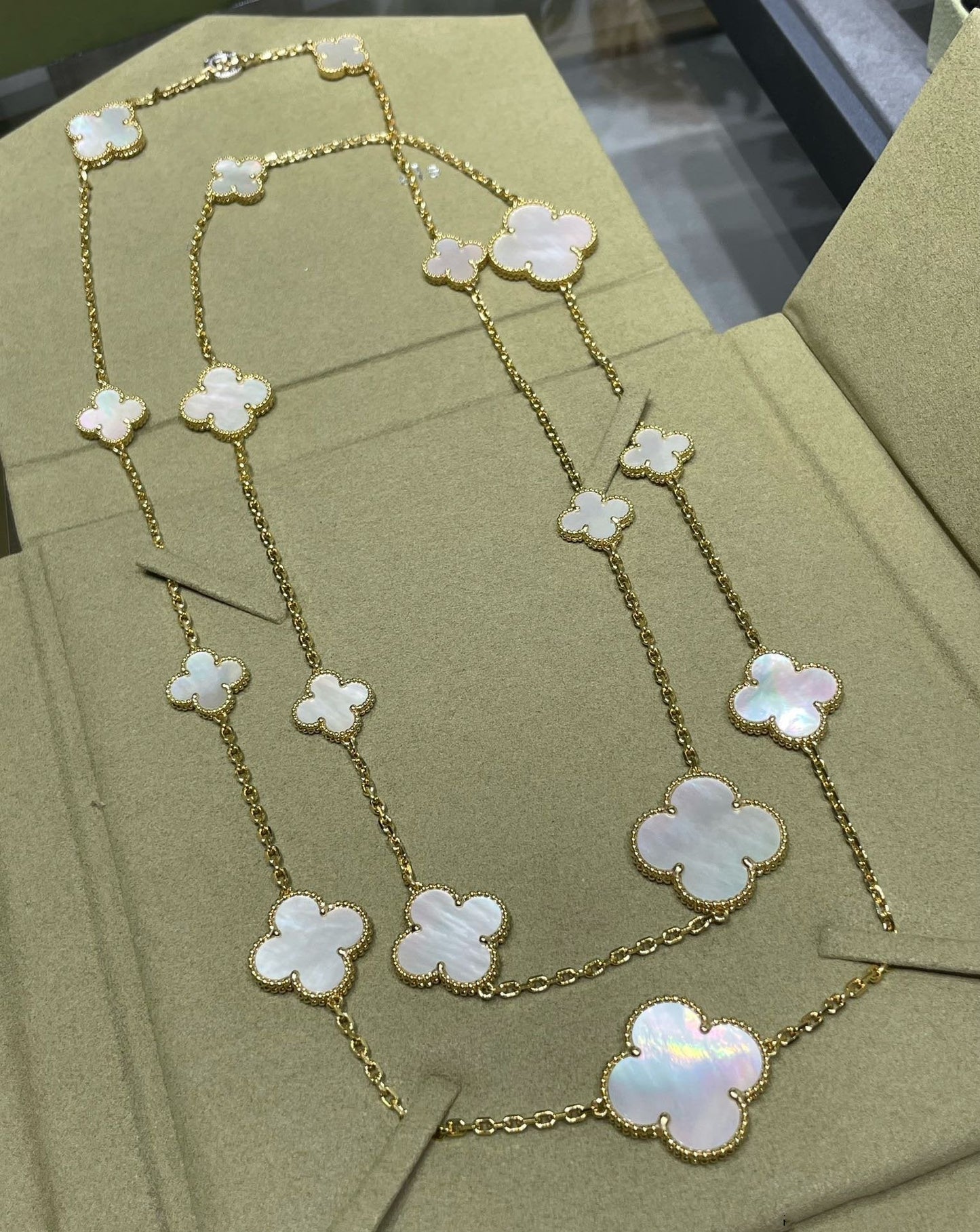 [Glitter Jewelry]CLOVER 16 MOTIF WHITE MOP GOLD NECKLACE