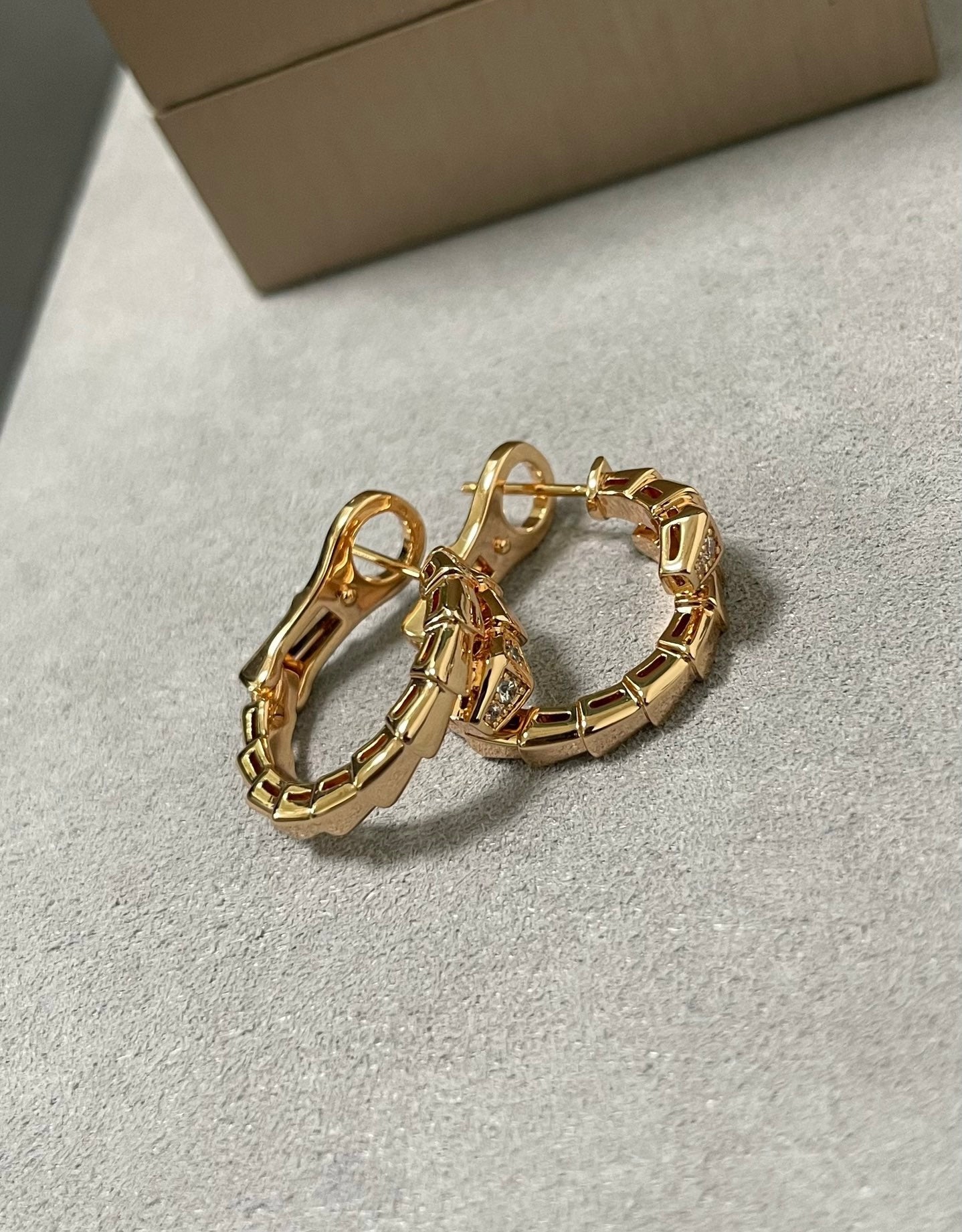 [Glitter]SERPENTI EARRINGS HALF DIAMOND