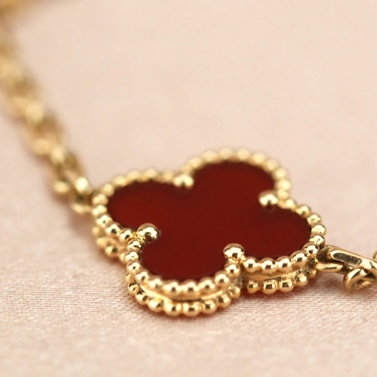 [Glitter] CLOVER 5 MOTIF RED CORNELIAN BRACELET COLLECTION