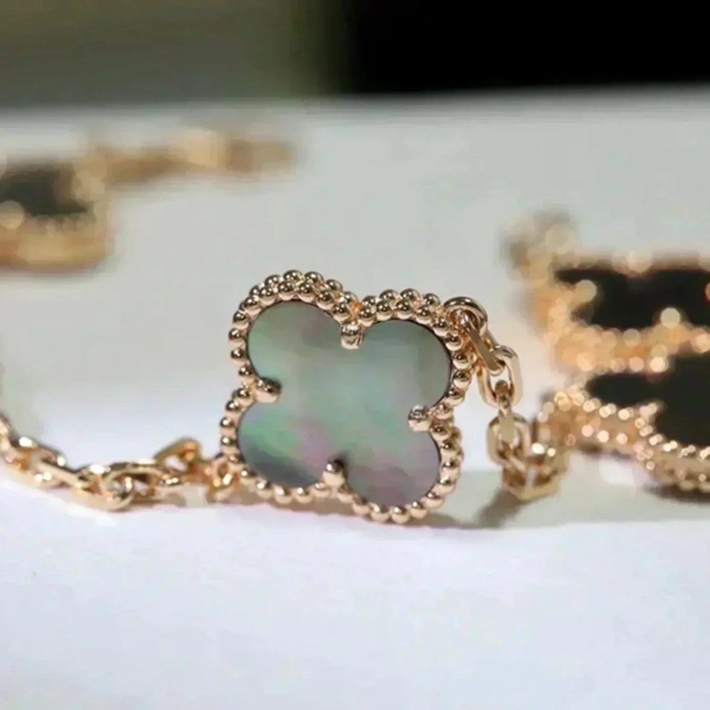 [Glitter] CLOVER 5 MOTIF GRAY MOP BRACELET COLLECTION