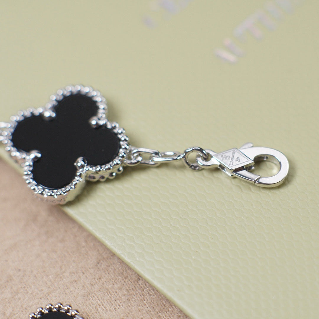 [Glitter] CLOVER 5 MOTIF ONYXS BRACELET COLLECTION